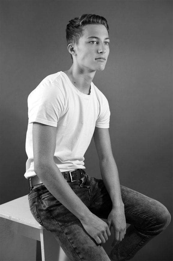 Portretfotograaf-Den-Bosch-zwart-wit-portret-fotografie-studio-Nikki-Segers-model-man
